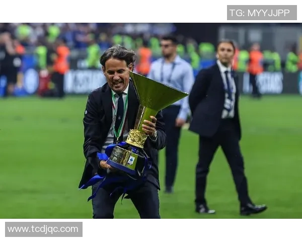 足球明星退役时看台上球迷的泪水与欢笑交织的感人瞬间